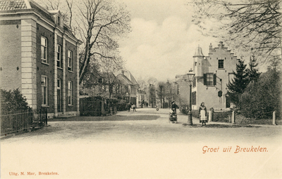 8672 Gezicht op de Straatweg ter hoogte van de Markt in de bebouwde kom van Breukelen uit het zuiden.